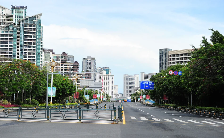 8月6日，海南三亚，原本车水马龙的街道，如今变得格外空旷。 人民视觉 图