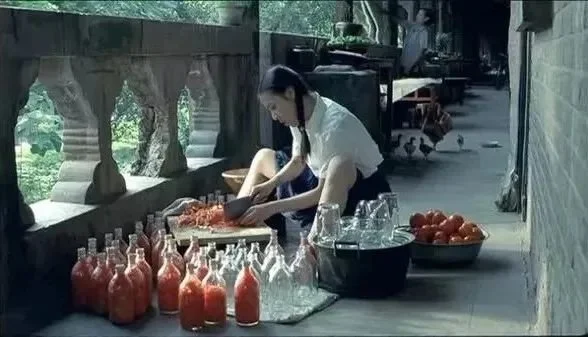 电影《孔雀》中人们制作西红柿酱